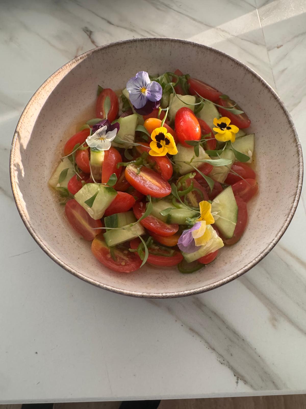 Prato de legumes e folhas frescas, com flores comestíveis