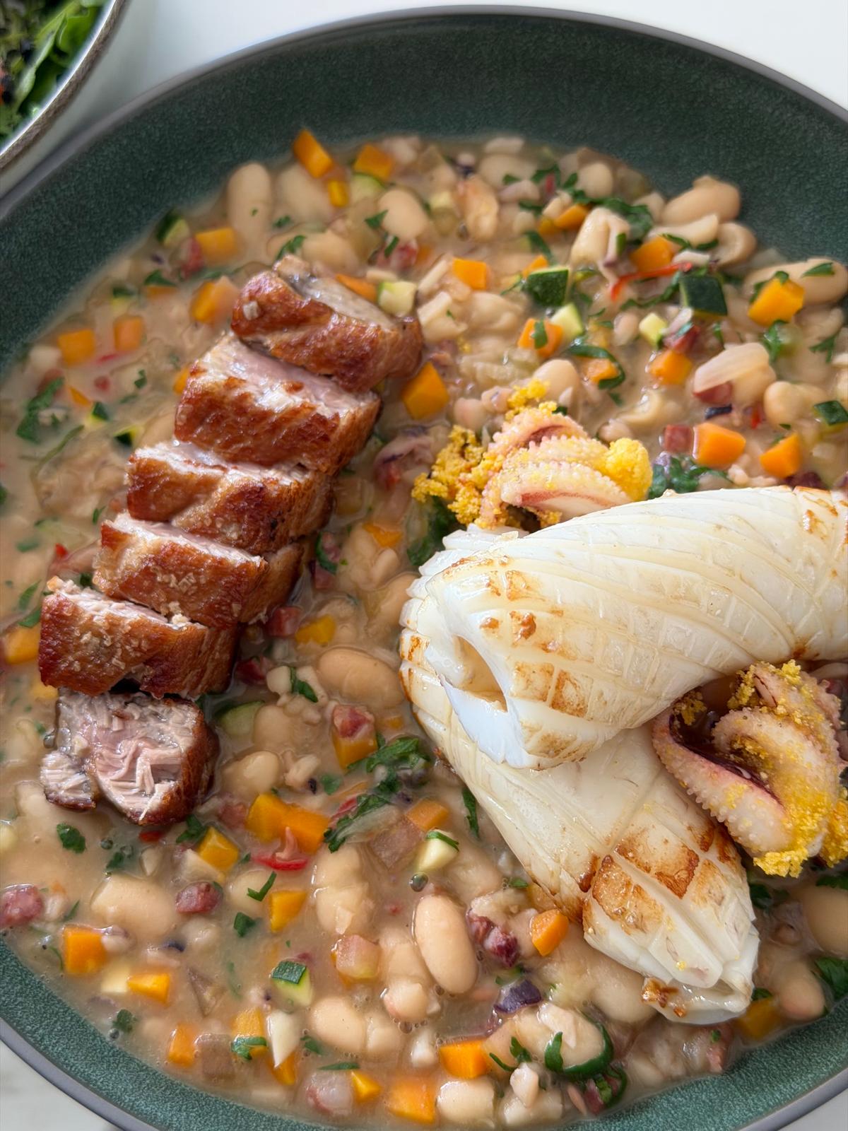 Prato de terra e mar, com feijão e legumes